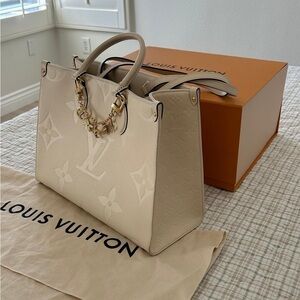 Handbag Louis Vuitton white letter